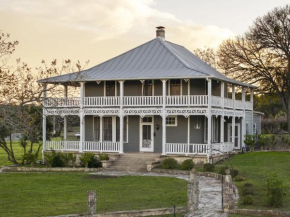 Kingsby Farmhouse - 1BR with 2 Queens & Mountain Views